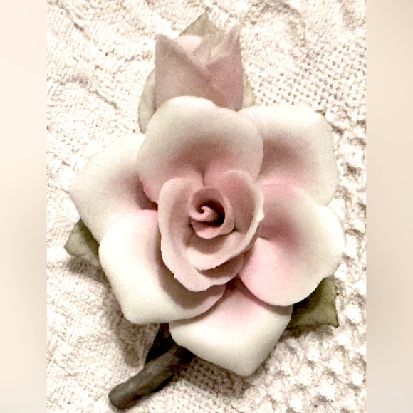 Vtg Napoleon Capodimonte Hand-Painted Porcelain Ivory Rose Sculpture - 1980's - Picture 1 of 10